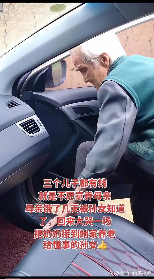 奶奶抱着大哭婴儿焦躁不安 卧室背景
