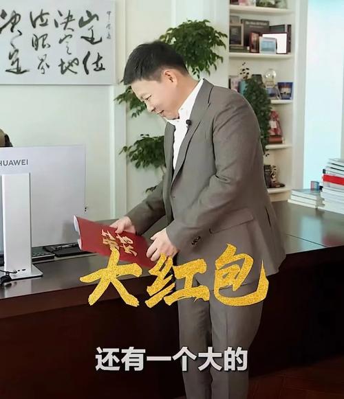 工厂车间员工打开简陋庆典礼包失望表情