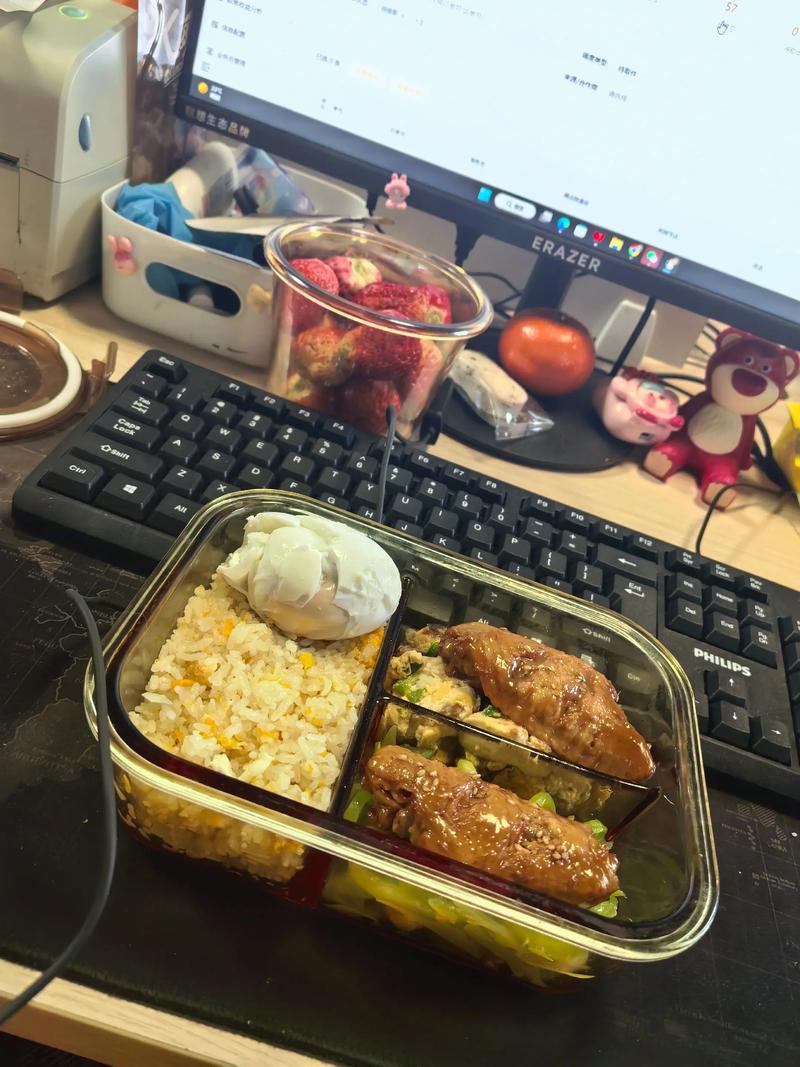 办公桌边匆忙吃午餐的上班族