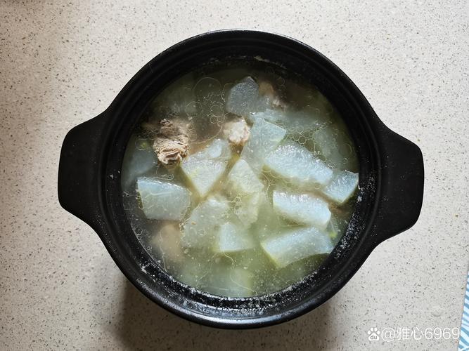 炖清汤撇去浮沫和过滤过程图解