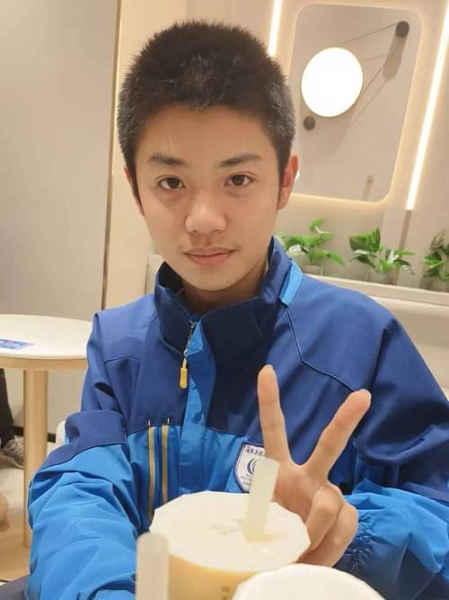 小区楼下穿奥特曼外套的小男孩蹲在路边哭