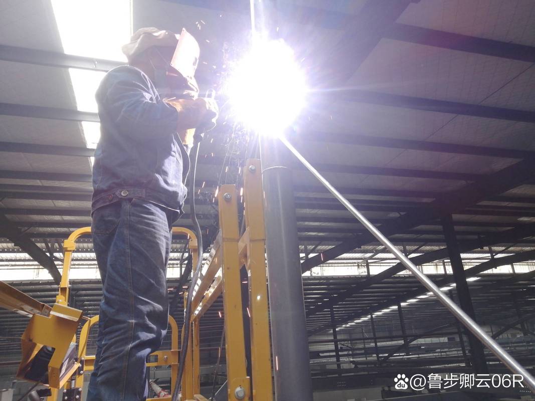 工人穿戴防护装备操作工业碱溶解设备