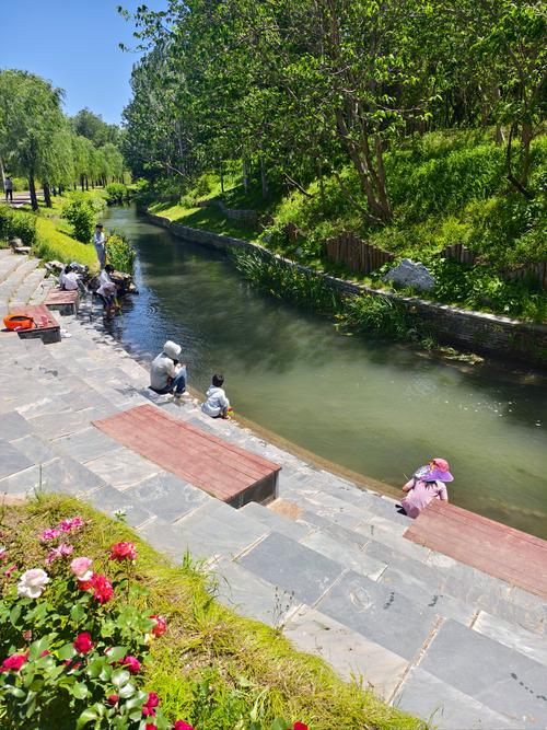 城市社区旁河边步道散步休闲场景