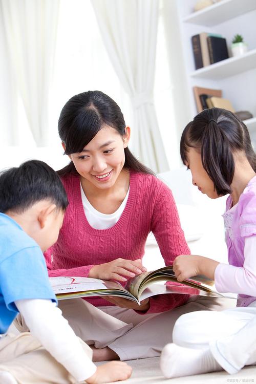 妈妈站在书房门口偷偷看孩子自己查字典