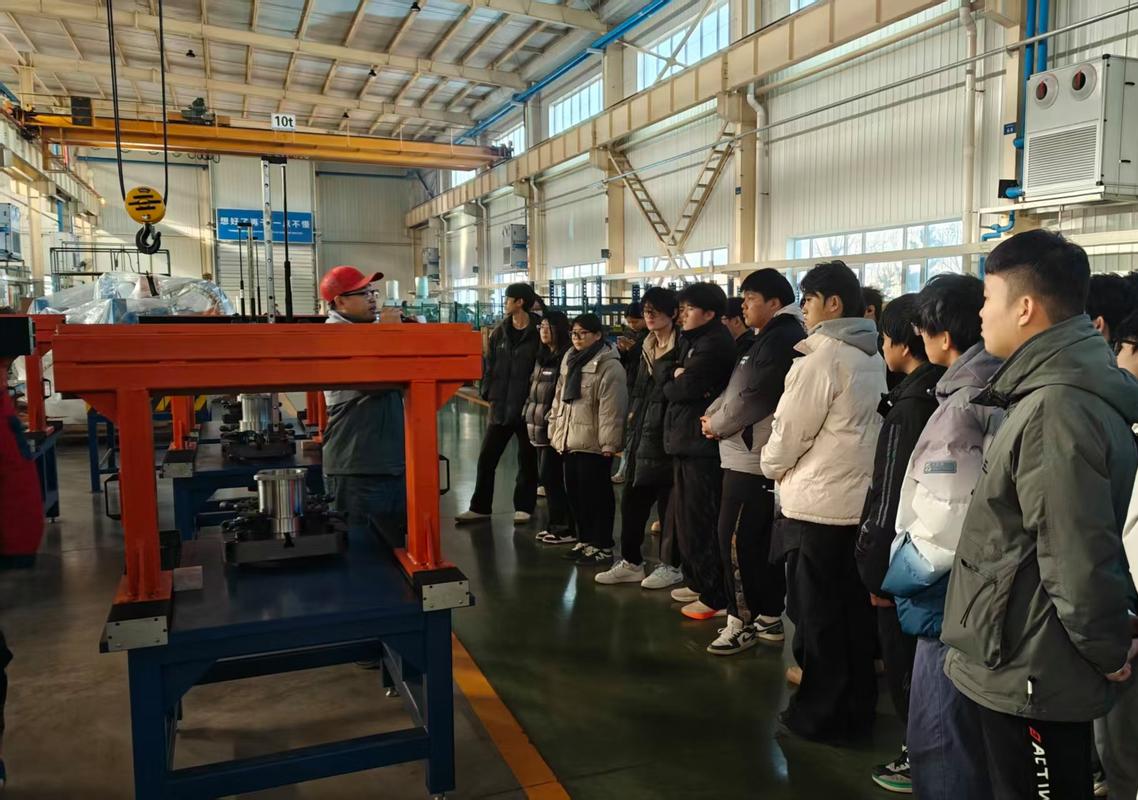 企业工程师与高校研究生在工厂车间联合调试设备