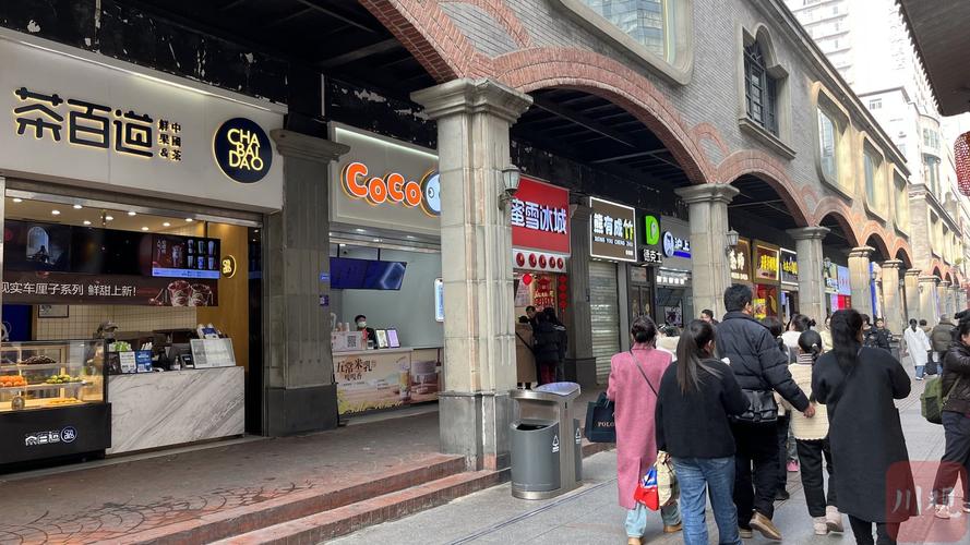 县城步行街上的新茶饮门店集群