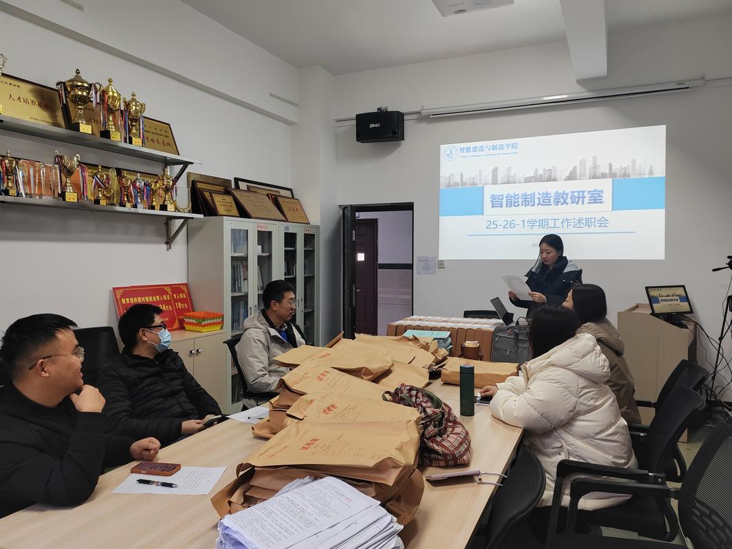 中年研发工程师在会议室指导团队