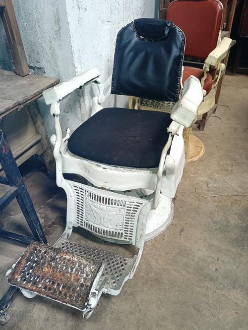 德州老理发店铸铁老式理发椅扶手包浆特写
