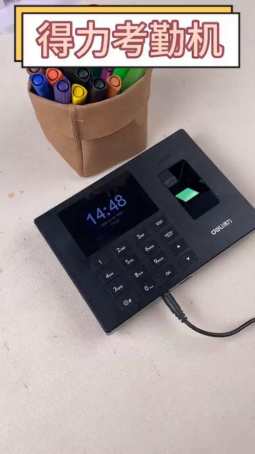 贴满卡通贴纸的公司指纹打卡机