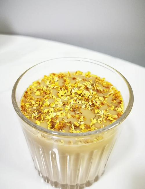 社区咖啡馆手作桂花拿铁撒干桂花特写