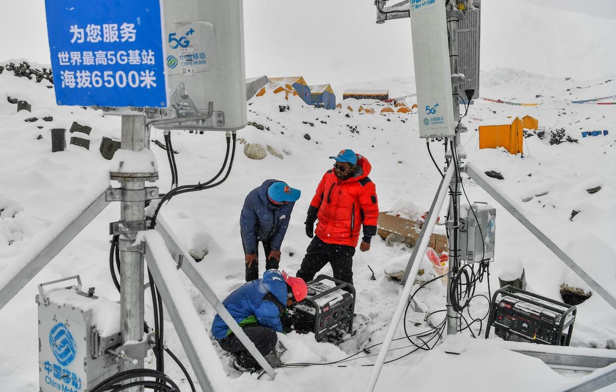 山区5G基站运维工作人员实拍