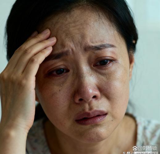 妈妈在厨房情绪崩溃擦泪特写
