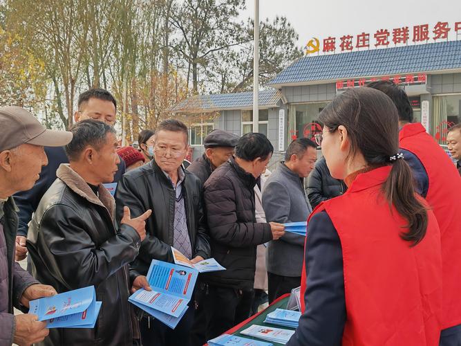 法律援助中心窗口群众申请材料实拍
