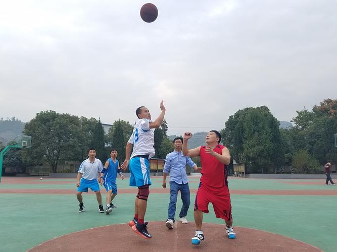 乡村小学教师和学生一起打篮球