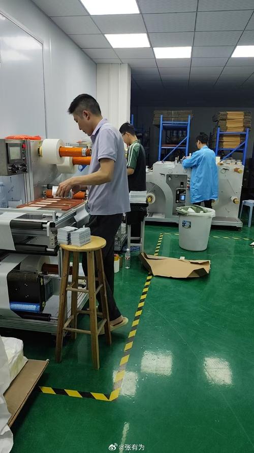 乱糟糟的非正规打标机组装作坊
