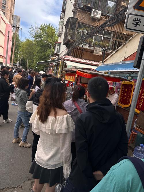 天津落户新政排队的人群