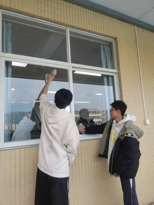 中学劳动课学生在教室擦窗户