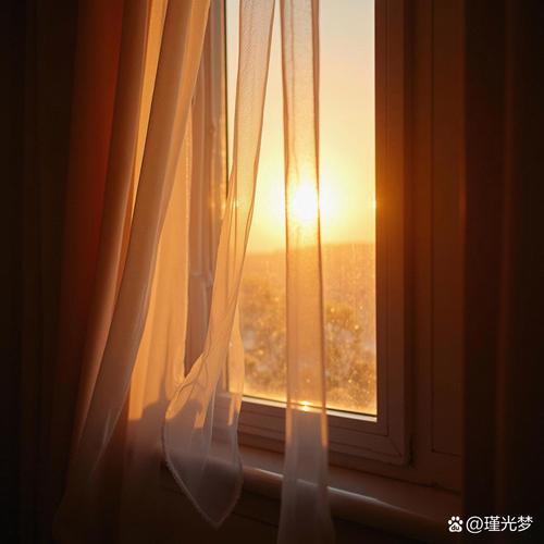 清晨阳光透过窗帘缝隙洒在地板唤醒卧室