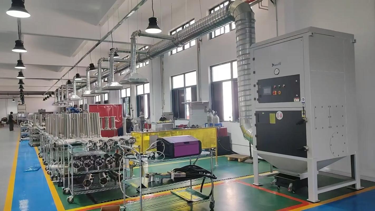 打磨机连接工业集尘器工作的场景