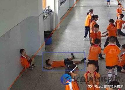 小学走廊课间学生追跑监控截图