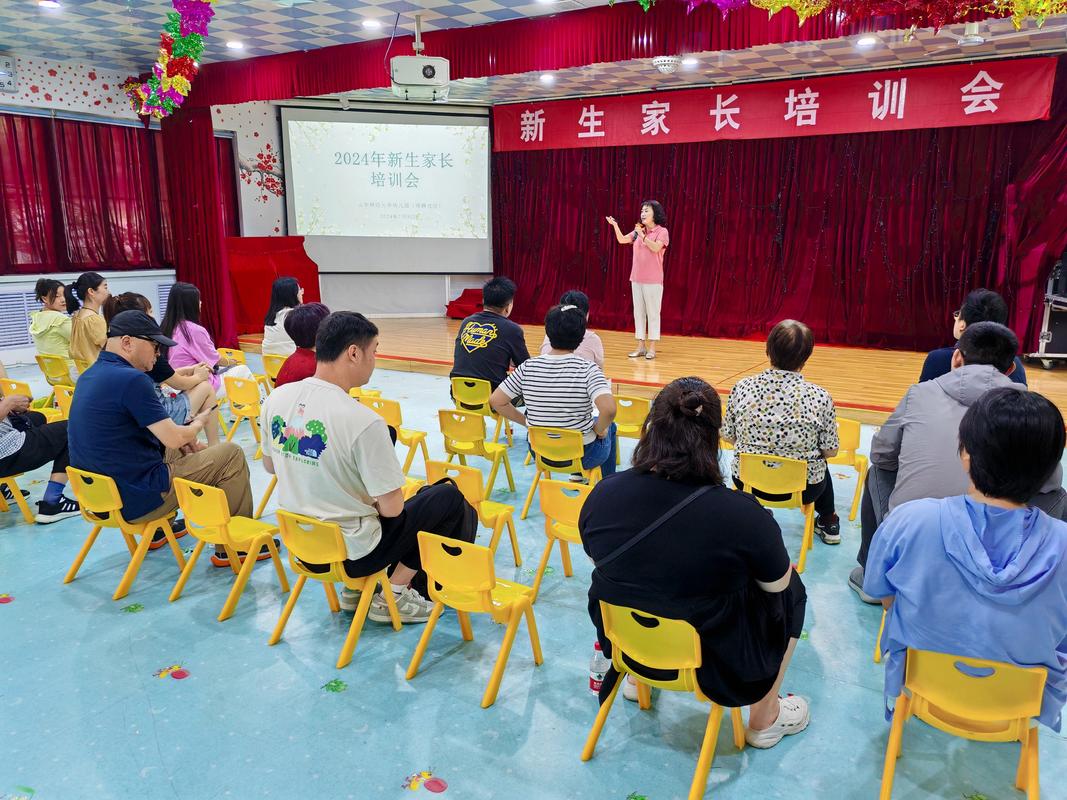 家长带幼儿园孩子在拼音培训机构试听场景
