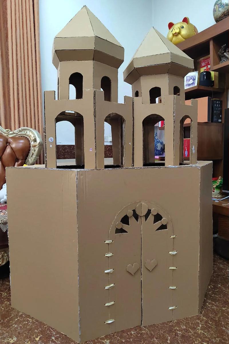 儿童用废旧纸箱搭建城堡场景