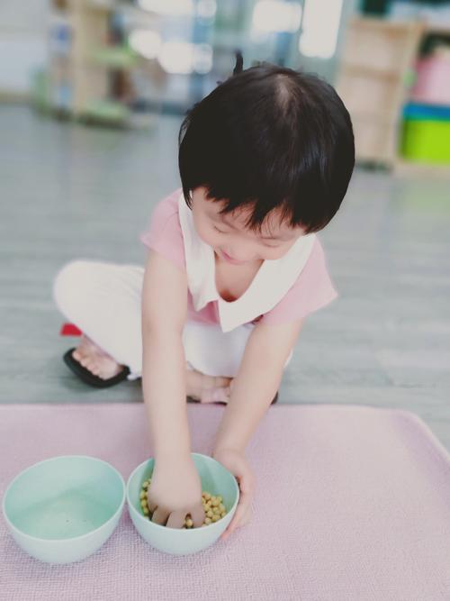 幼儿自主用手抓食物进行精细动作锻炼真实生活场景