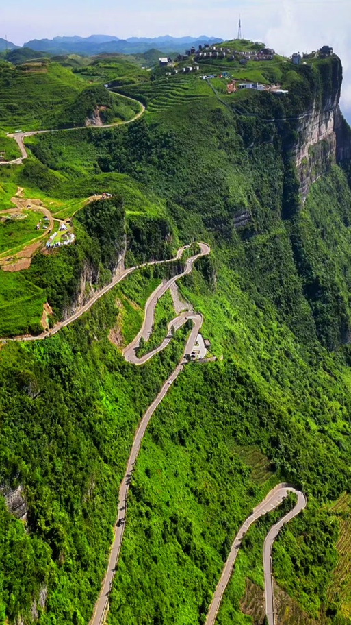 山地顺着地形修建的盘山公路自然景观