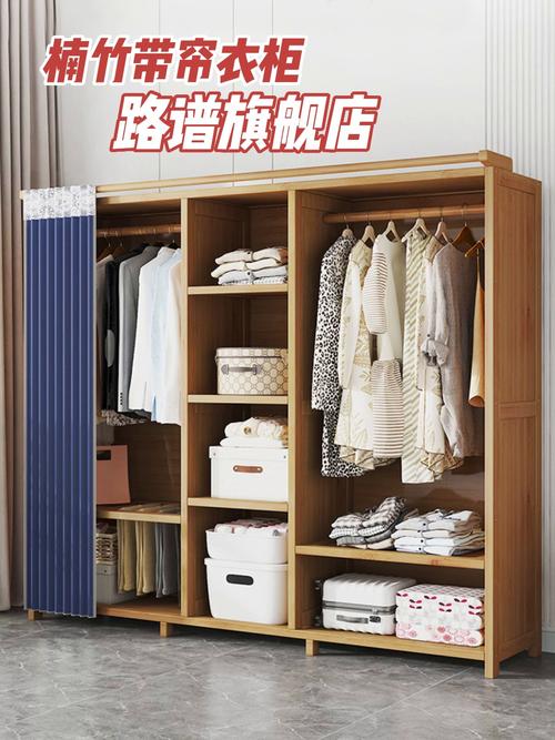 出租屋门口堆着换季衣服的木质衣柜