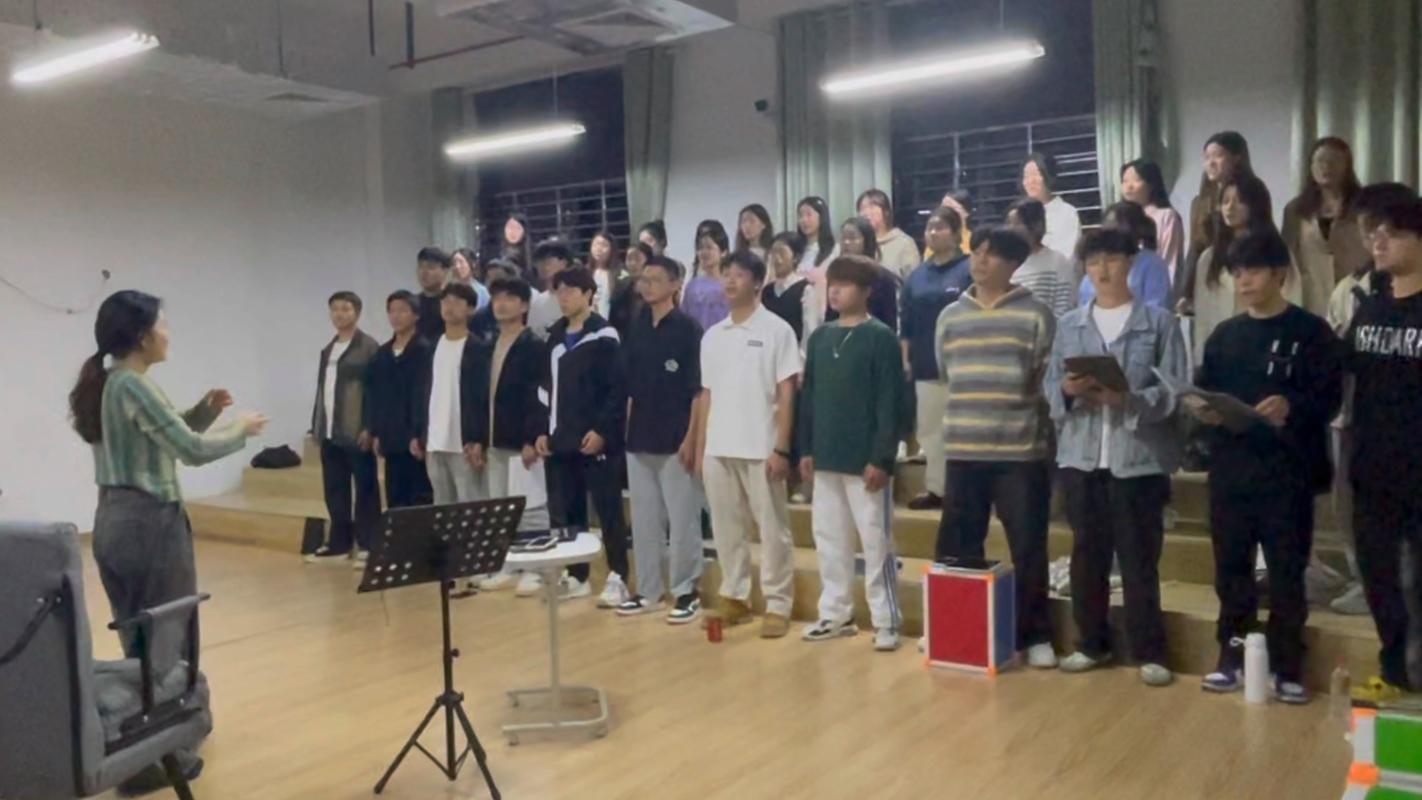 合唱团多声部交织排练现场特写