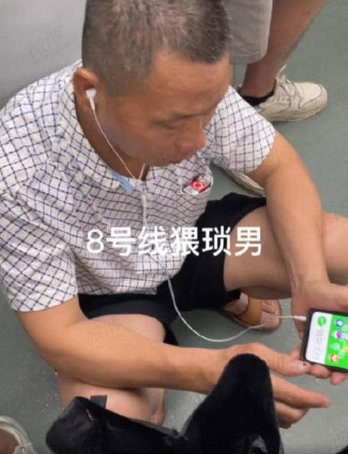 被别人偷拍了,别先上去抢手机