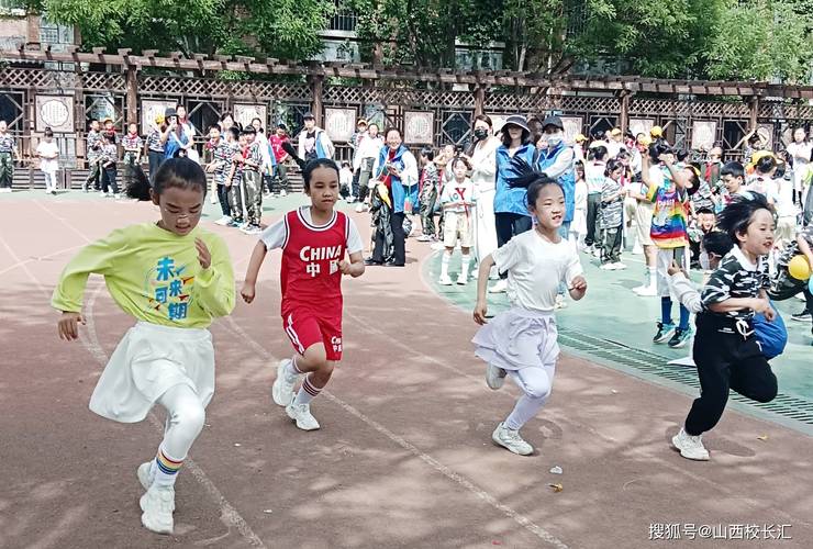 小学生在阳光下快乐奔跑操场的特写