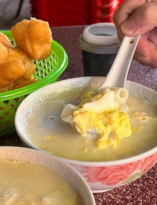 深夜豆浆摊热气腾腾
