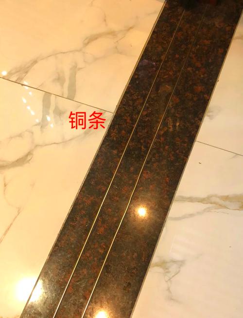 推拉门地轨铜条嵌入瓷砖施工