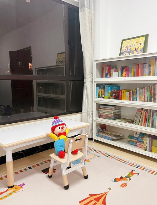 儿童卧室书桌堆满玩具绘本实景