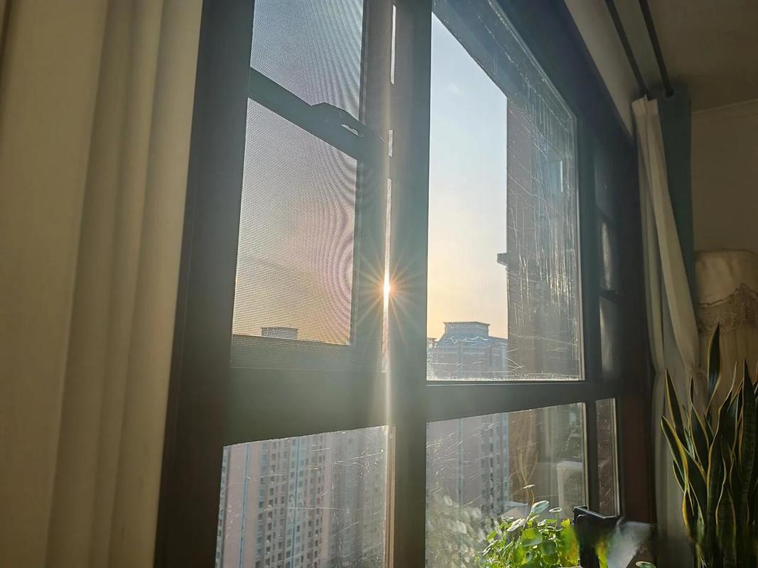 上班族出租屋阳台日落玻璃实拍