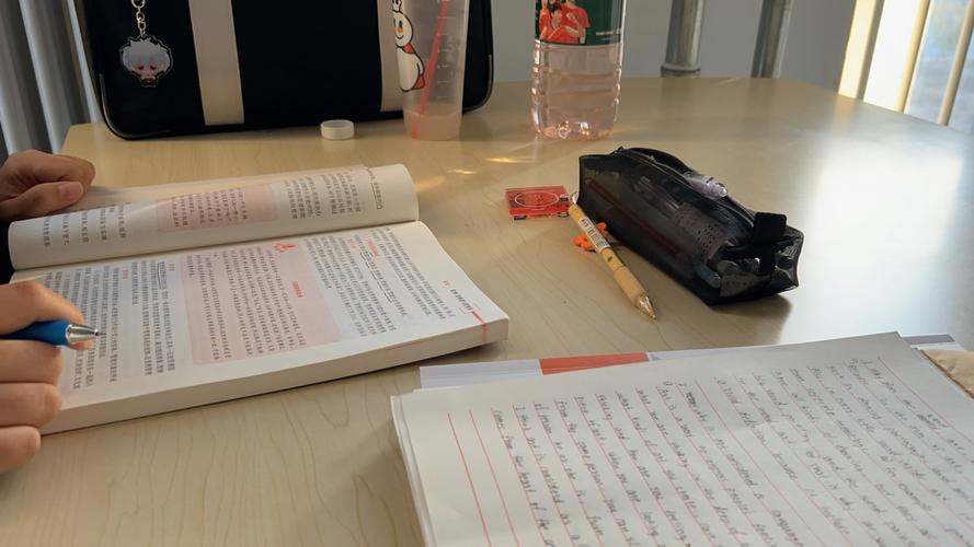 中学生图书馆自己找书写笔记实拍场景