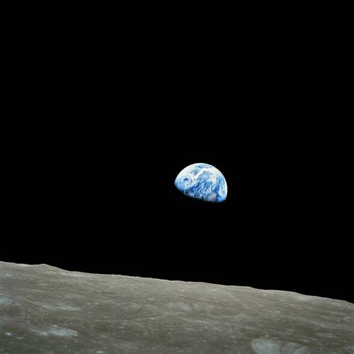 月球阴影扫过地球的卫星图像