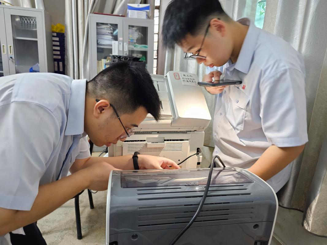 维修工拿着平板设备接收体检提醒任务