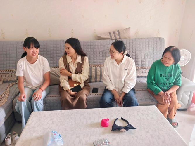 老师家访 孩子躲在房间门口偷偷观察