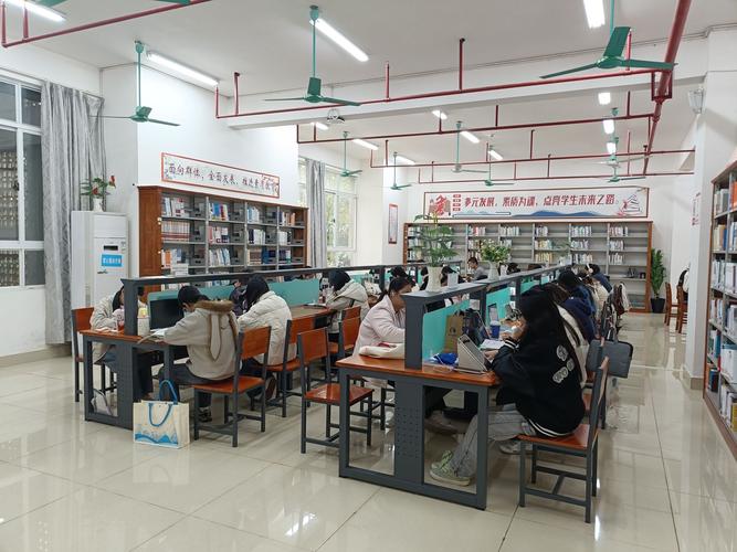 大专生统招专升本备考图书馆场景