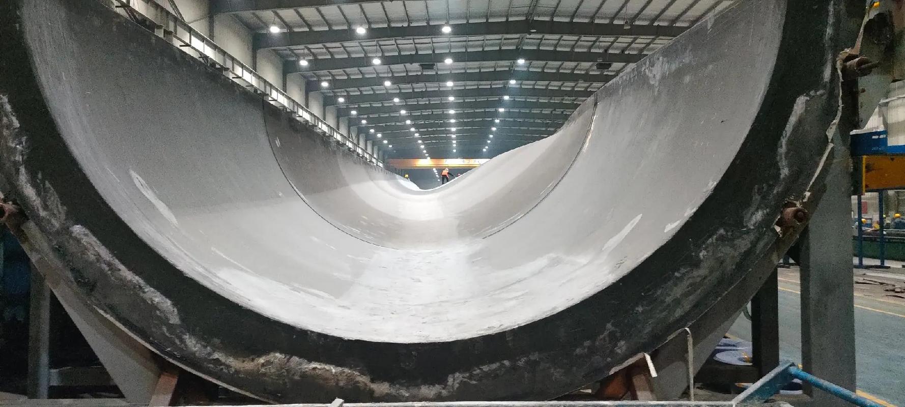 巨型风电叶片在模具中铺设玻纤布