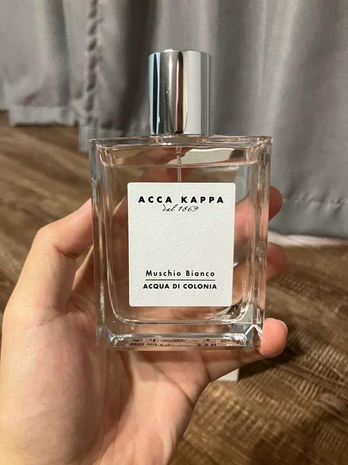 女生手持Acca Kappa白苔香水瓶在图书馆书架间