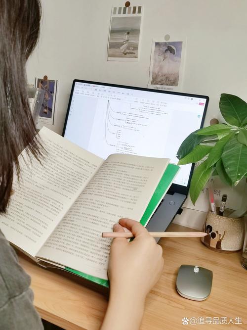 高中生拿着笔记本咨询学长学习经验
