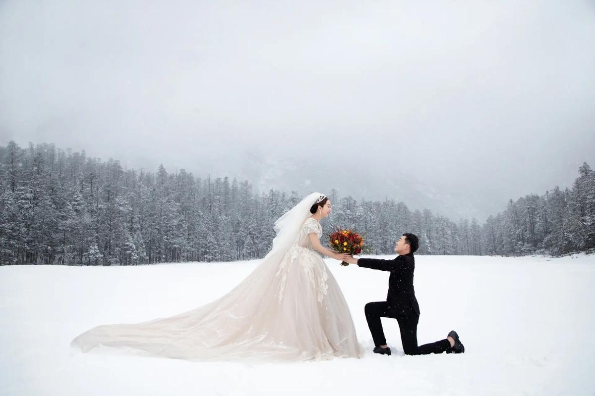 雪地婚礼仪式后新人在白桦林里拥抱背影