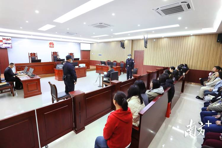 法庭上控辩双方激烈辩论示意图