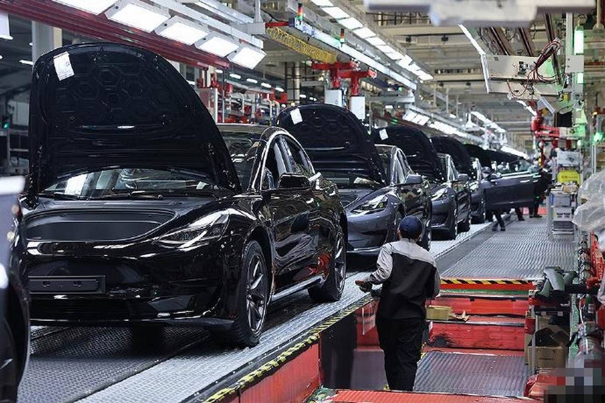 特斯拉超级工厂内部自动化产线