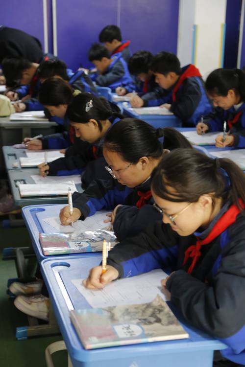 中学语文课堂学生写作训练现场