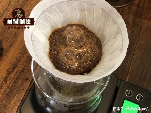 咖啡师用V60手冲壶注水闷蒸过程特写