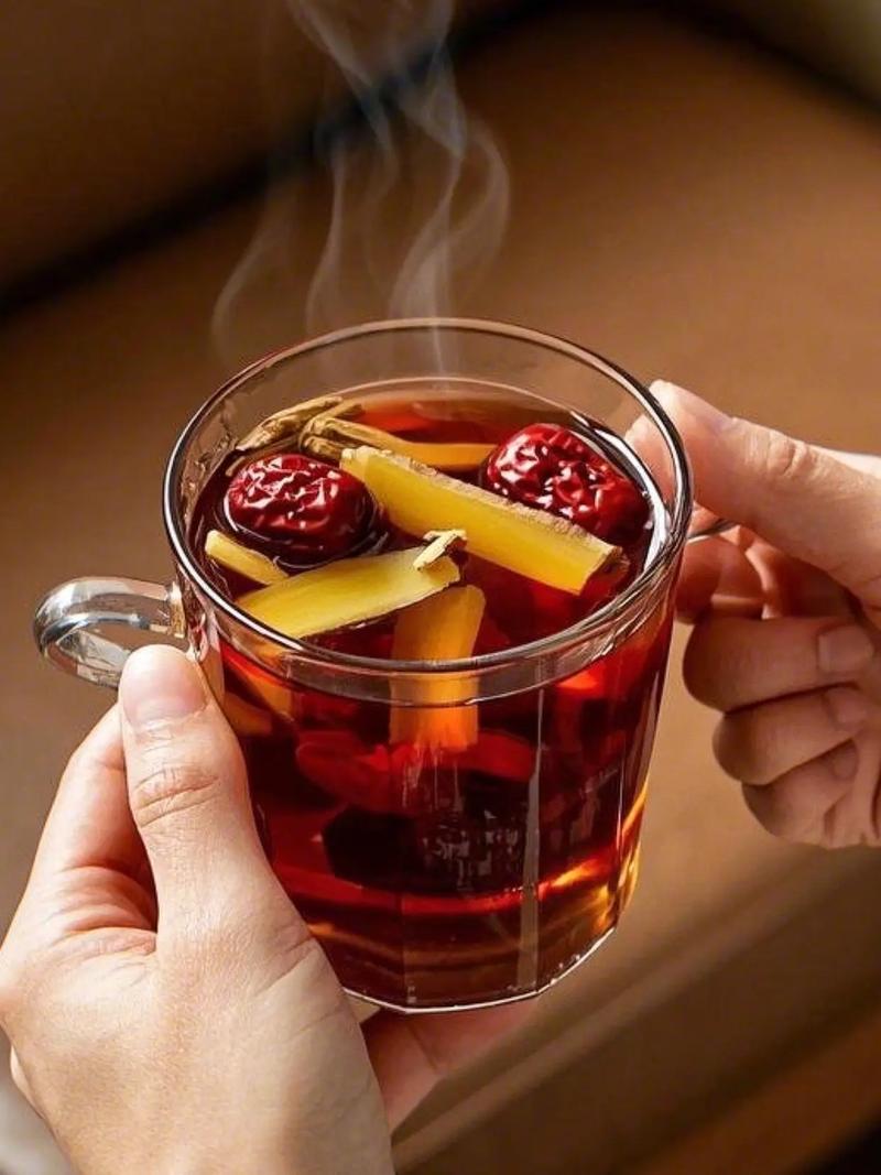 红糖姜茶 感冒 发汗 传统食疗 玻璃杯 热气